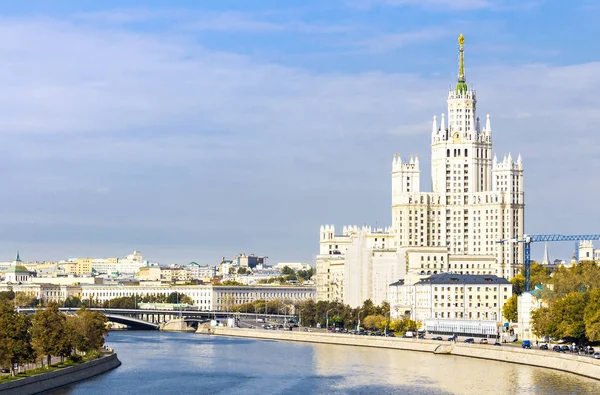 Kotelnicheskaya Dijk gebouw, uitzicht vanaf de rivier — Stockfoto