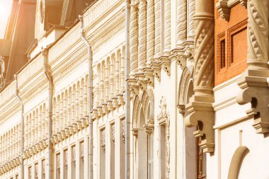 Lüks bir şekilde dekore edilmiş cephe