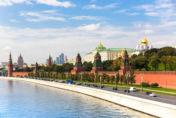 Utsikt över floden över Kreml — Stockfoto