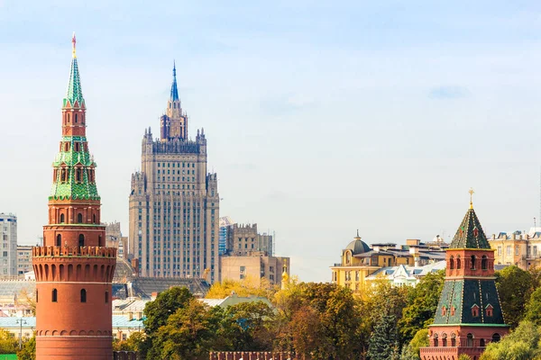 Mitten in Moskau mit Kreml-Turm — Stockfoto
