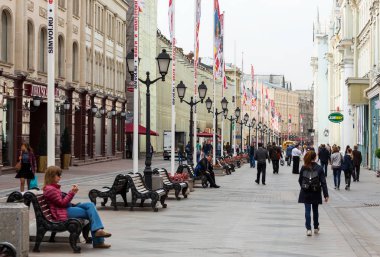 Moskova Nikolskaya sokakta insanlar