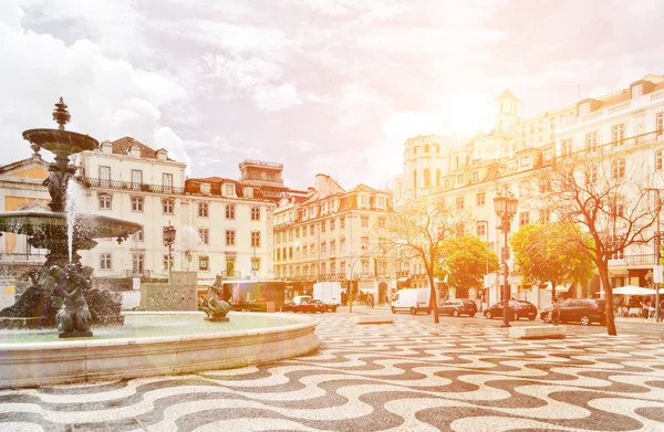 在里斯本，葡萄牙的罗西奥广场上的喷泉 — 图库照片