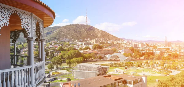 Tbilisi vista panorâmica com varanda antiga — Fotografia de Stock