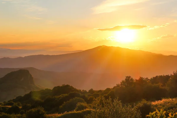 Sonnenuntergang auf den Bergen — Stockfoto