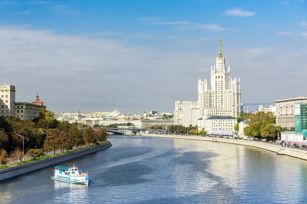 Котельническая набережная и Москва-река — стоковое фото