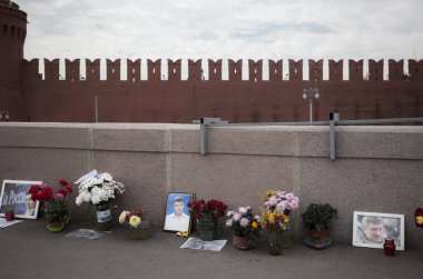 Boris Nemtsov Bolshoy Moskvoretsky Köprüsü'nde anıt.