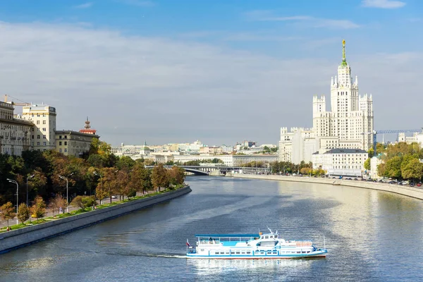 Котельническая набережная и Москва-река — стоковое фото