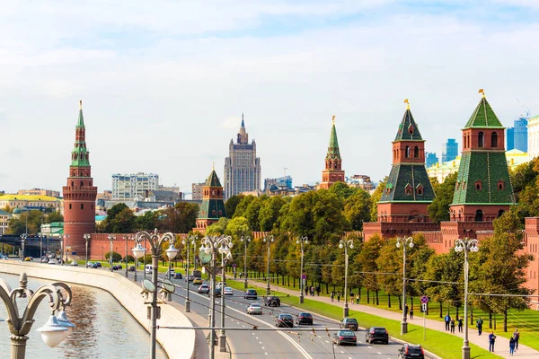 Kremlyovskaya embankment in Moscow — Stock Photo, Image