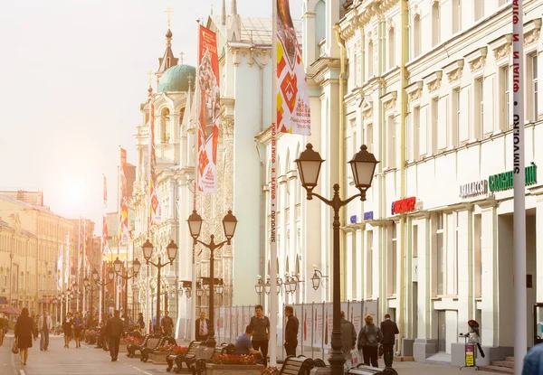 Ludzie na Nikolskaya Street w Moskwie — Zdjęcie stockowe