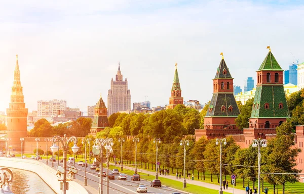 Kremlyovskaya embankment in Moscow — Stock Photo, Image