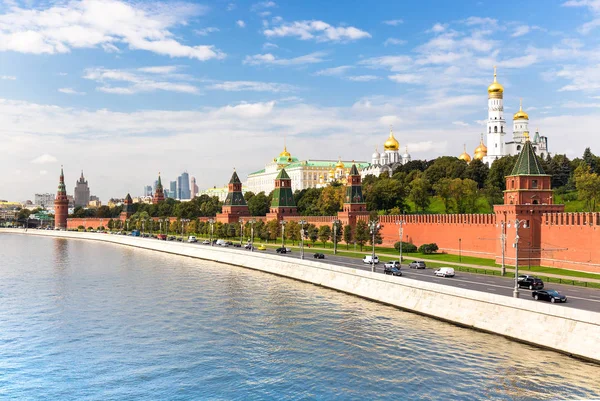 Flussblick auf den Moskauer Kreml — Stockfoto
