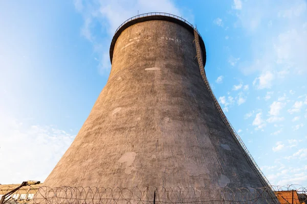 Охолоджувальна вежа електростанції — стокове фото