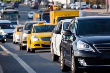 Şehir sokak yoğun trafik