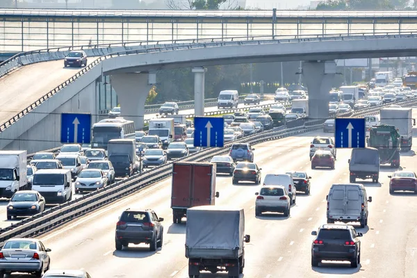 Verkehr auf der Autobahn — Stockfoto