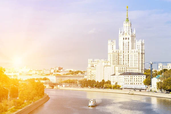 Edificio de terraplén Kotelnicheskaya, vista desde el río — Foto de Stock