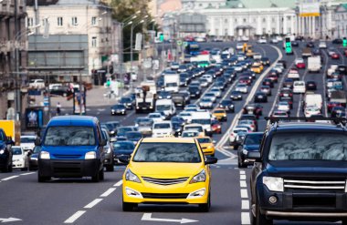 Sarı taksi üzerinde trafik sıkışıklığı