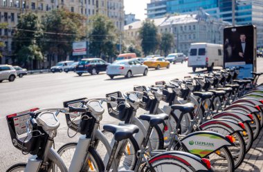 Bisiklet üzerinde kira istasyonunda görünümünü yakın çekim