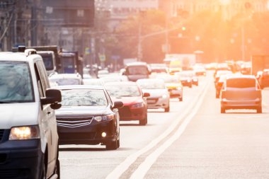 Yolun trafik ile yakın çekim