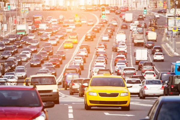 Amplia calle de ciudad llena de coches — Foto de Stock