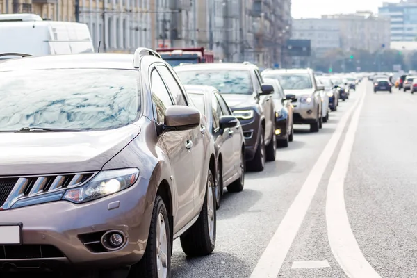 Yolun trafik ile yakın çekim — Stok fotoğraf