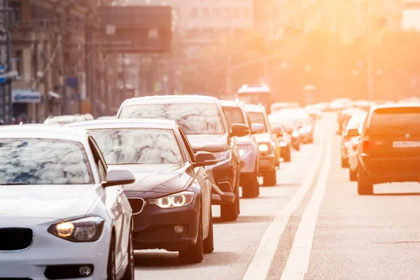 Verkeer op de weg met avondzon — Stockfoto