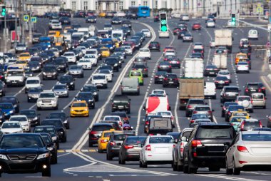 Arabalar dolu kalabalık yol