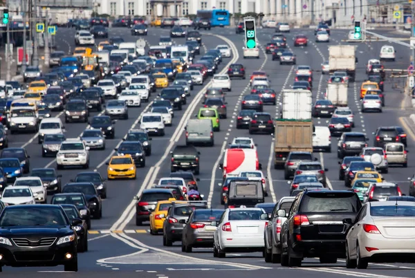 拥挤的路上，有许多的汽车 — 图库照片