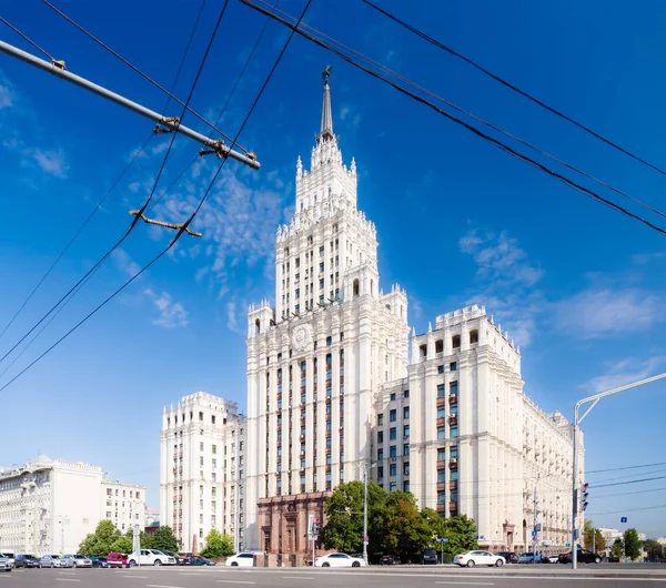 Budynek bramy czerwony w Moskwie — Zdjęcie stockowe