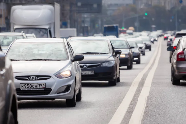 Cars standing in a traffic jam on one of the streets in Moscow. — Stock Photo, Image