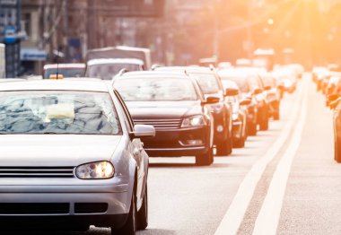 Akşam güneşi ile yolda trafik