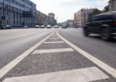 Yolun ortasında trafik Adası