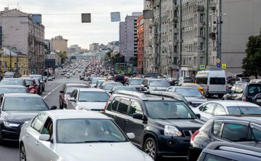 Sokakta trafik sıkışıklığı