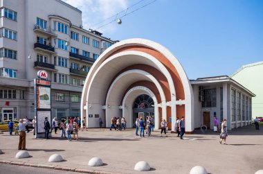 İnsanlar girişinde Krasnye Vorota metro istasyonu'na yakın: 