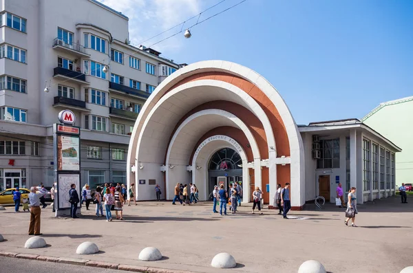 Az emberek a következő látnivaló közelében: a bejáratnál, hogy a Krasnye Vorota metróállomástól, a — Stock Fotó