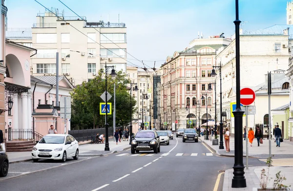Traffic on Myasnitskaya street in Moscow — Stock Photo, Image