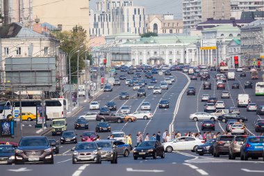 Yayalar ve Moskova'da Bahçe halkası üzerinde sola dönerek arabalar