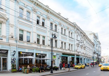 SPI manzarasında Myasnitskaya sokakta insanlar ve taksi araba