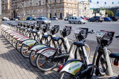 Bisiklet üzerinde kira istasyonunda