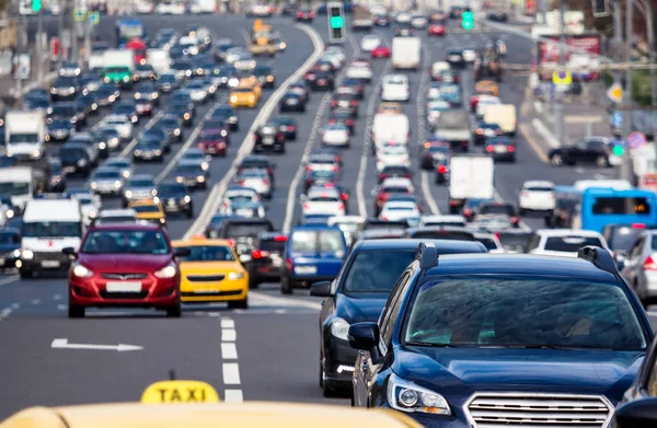 Verkehr auf der Stadtautobahn — Stockfoto