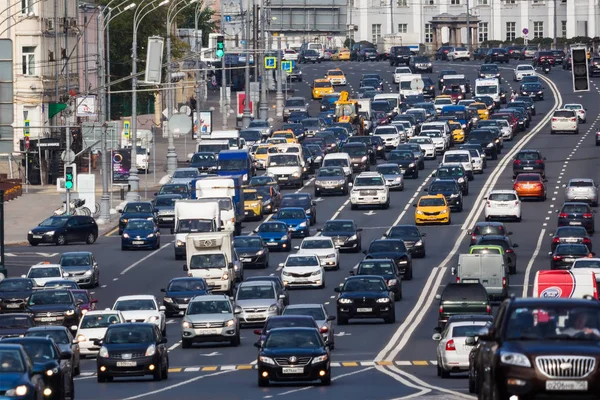 8 lanes of traffic on the Garden Ring road in Moscow — Stock Photo, Image