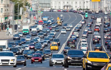 Trafik çok şeritli sokakta