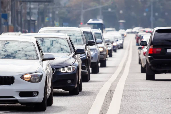 Verkehr auf der Straße, Nahsicht — Stockfoto