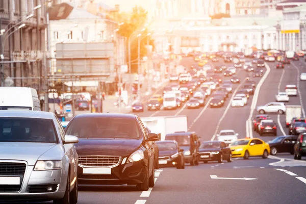 Schlange von Autos beim Abbiegen — Stockfoto