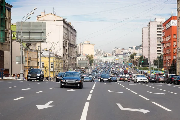 Traffic on the wide multilane street — Stock Photo, Image