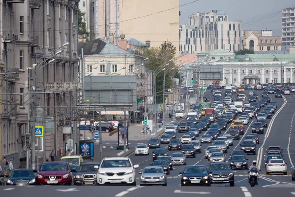 6 lanes of traffic on the Garden Ring road in Moscow — Stock Photo, Image