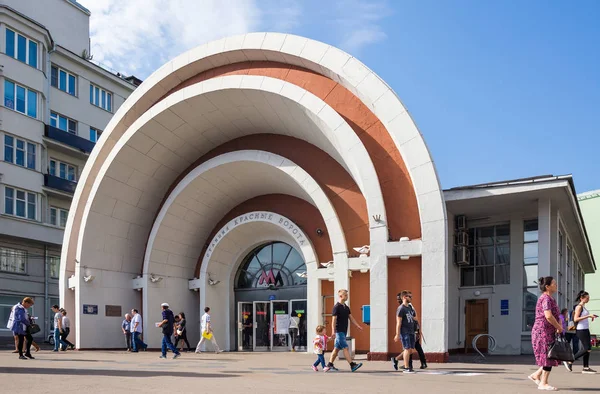 Persone vicino all'ingresso della stazione della metropolitana di Krasnye Vorota a — Foto Stock