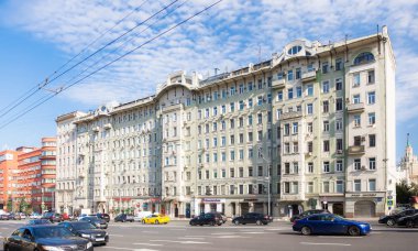 Bu eski gelir konut - Afremov yapı. Firs biriydi.