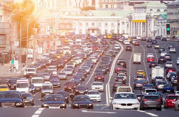 Congestionado con coches carretera multicarril — Foto de Stock