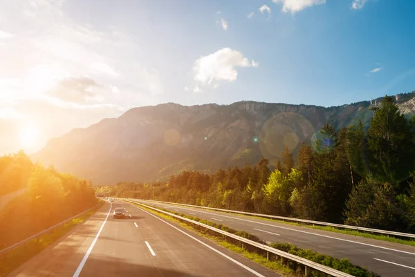 Autosnelweg bij zonsondergang — Stockfoto