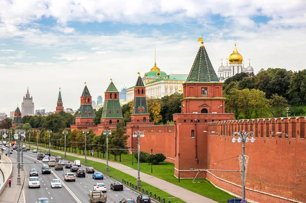 Кремлевская набережная в Москве — стоковое фото